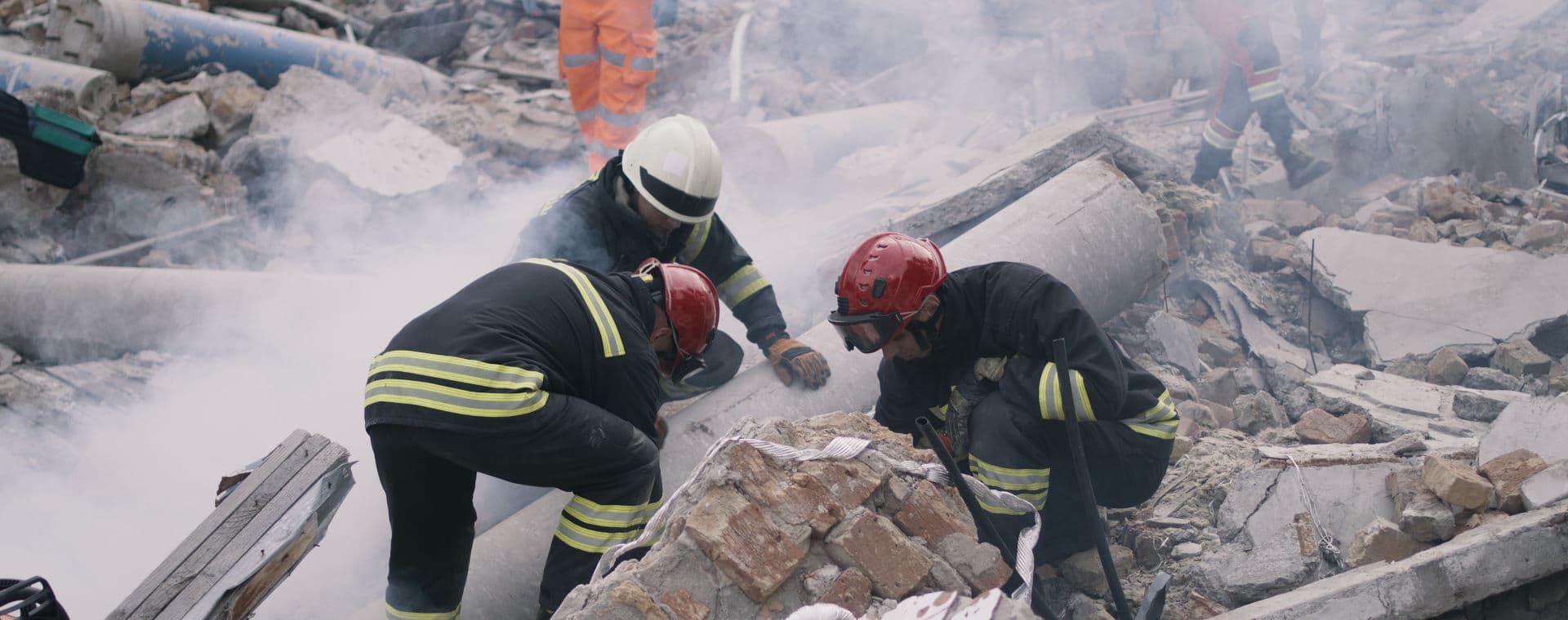 Earthquake helpers in ruins LGI