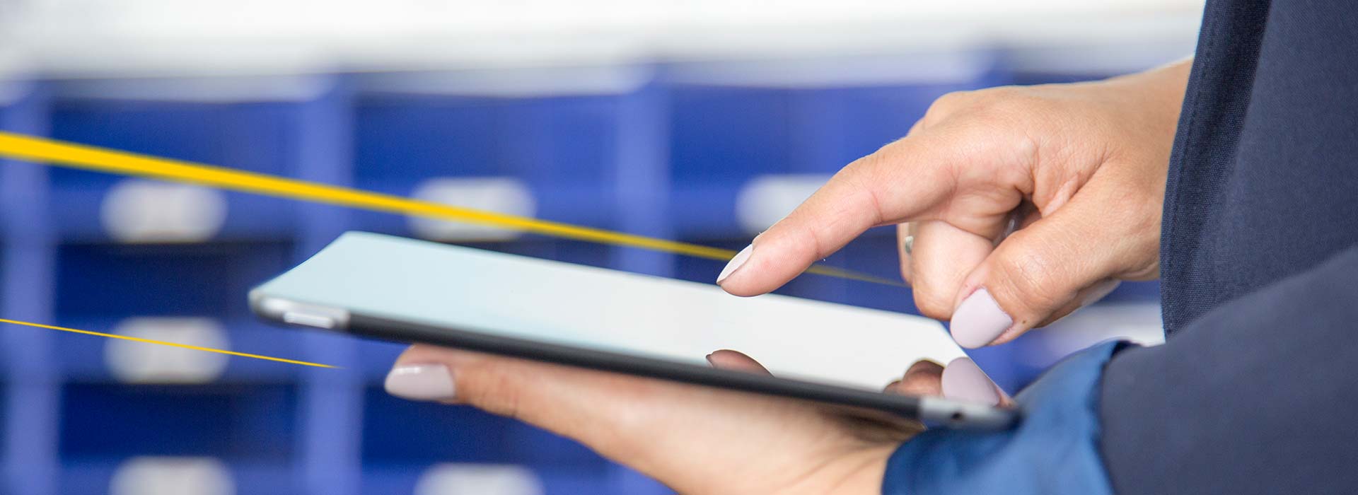 Person with tablet in hand LGI