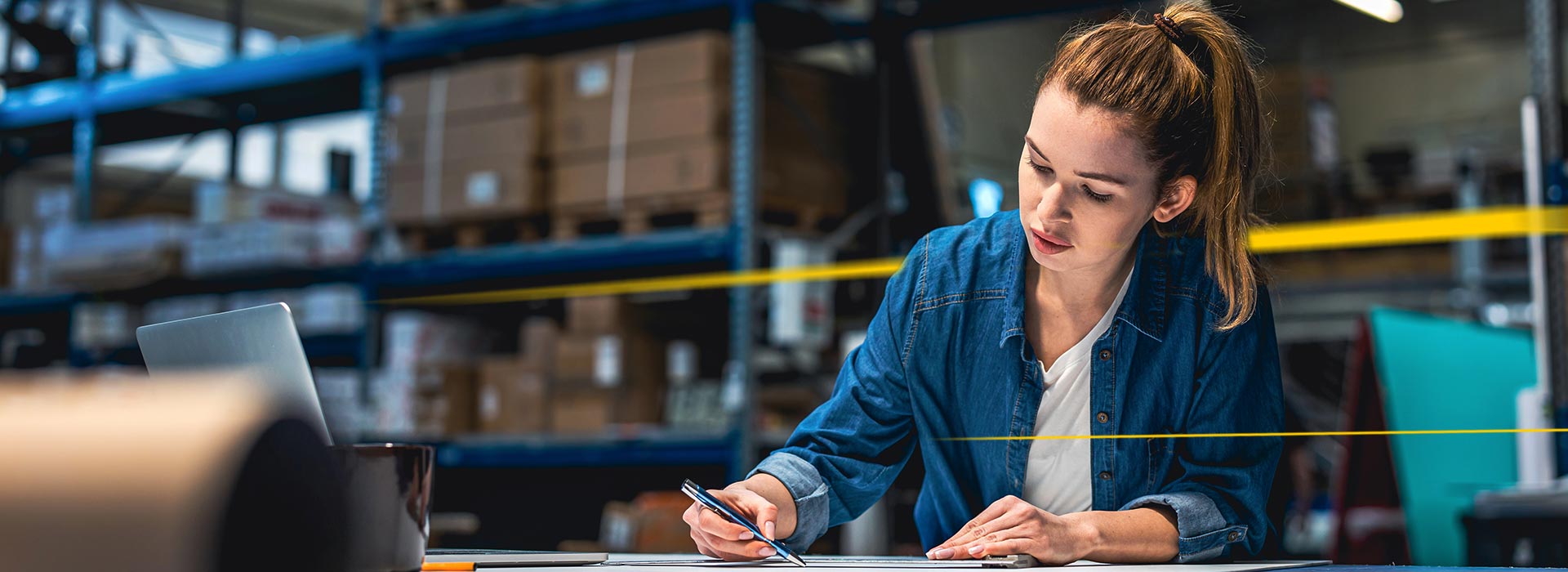 Woman on desk for VAS LGI